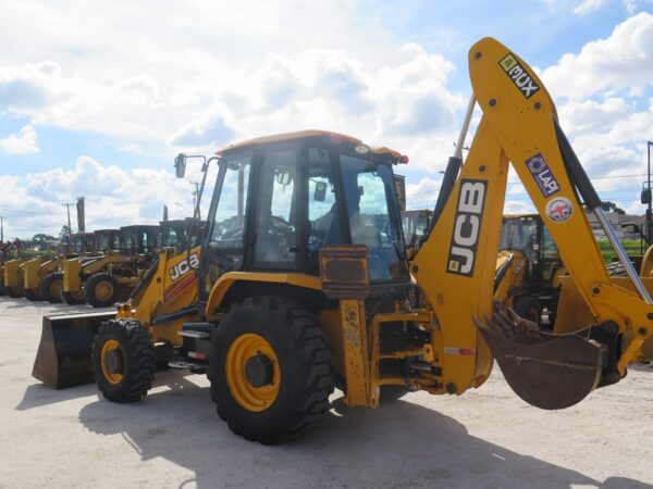 Retroescavadeira JCB 3CX